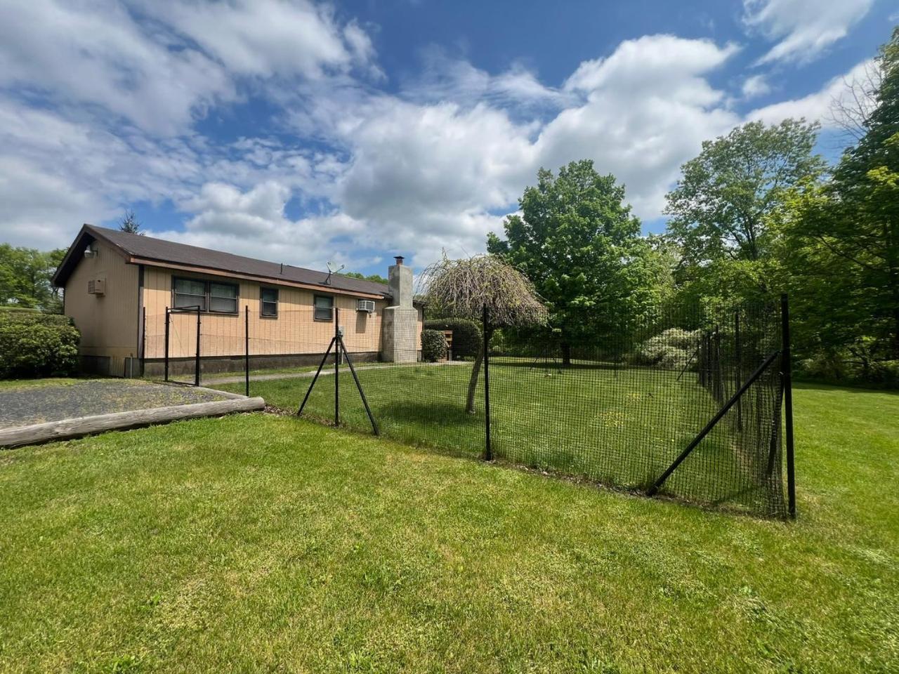 Fenced Yard Chalets From Good Dog Vacations At Big Valley Resort Sciota 외부 사진