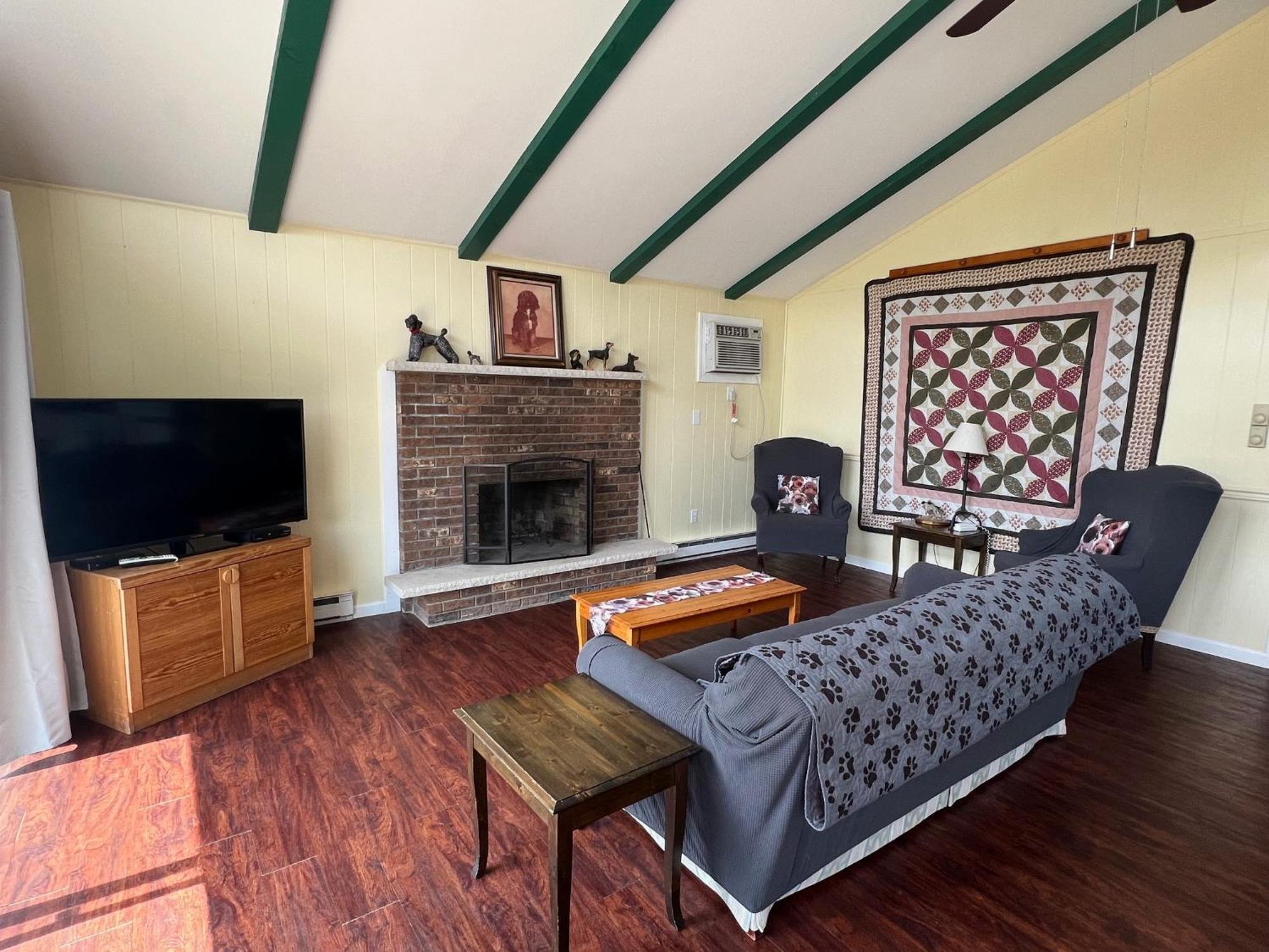 Fenced Yard Chalets From Good Dog Vacations At Big Valley Resort Sciota 외부 사진
