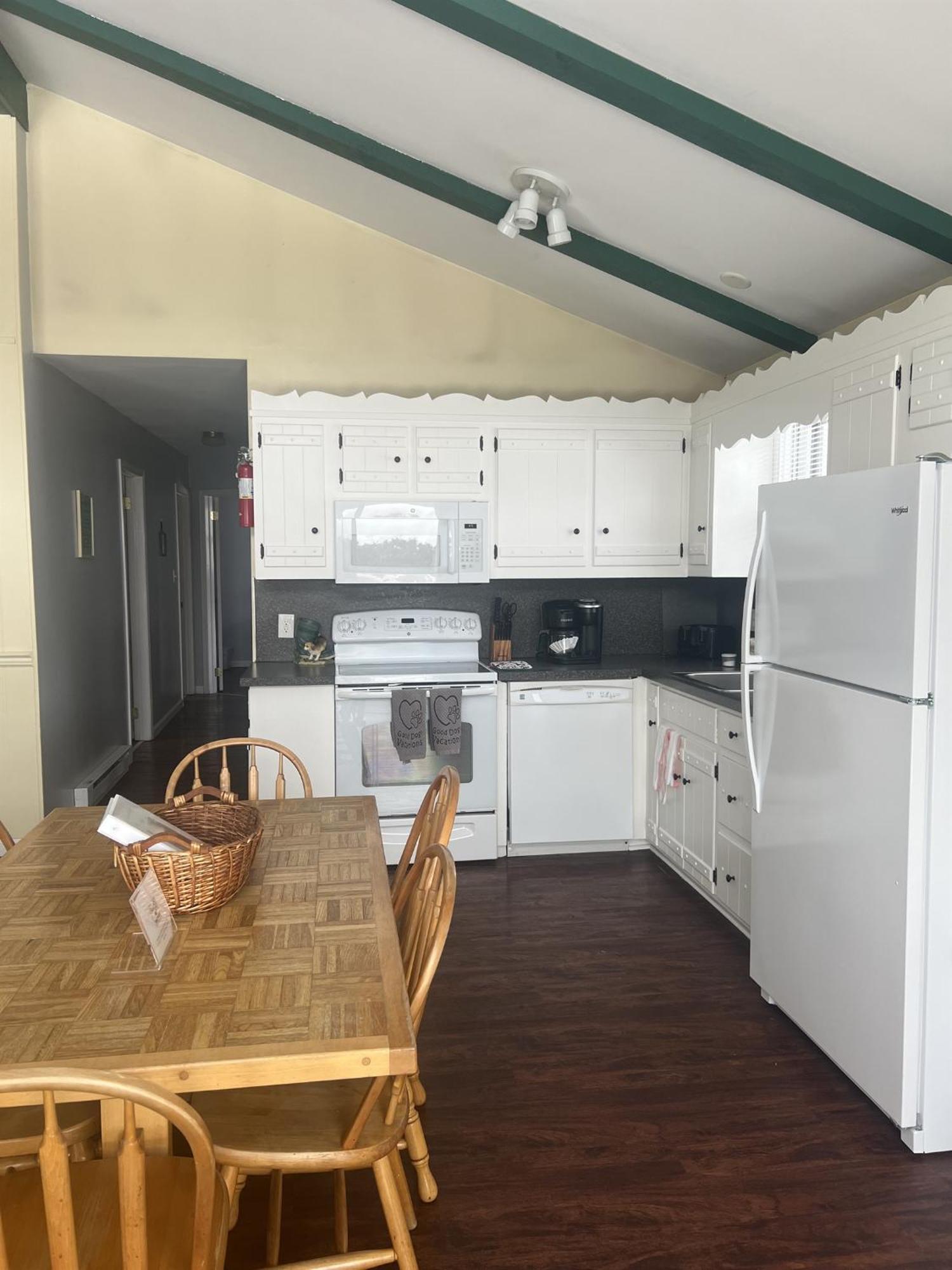 Fenced Yard Chalets From Good Dog Vacations At Big Valley Resort Sciota 외부 사진